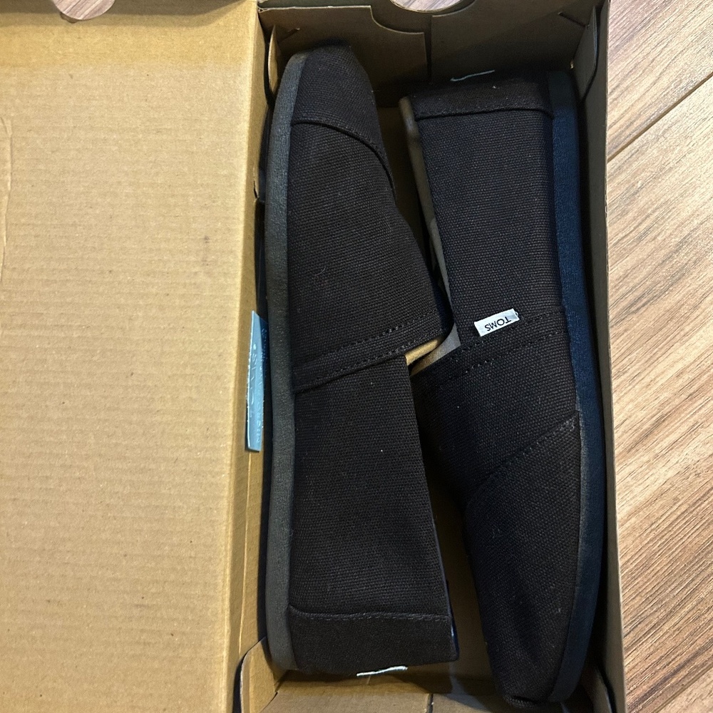 Toms black